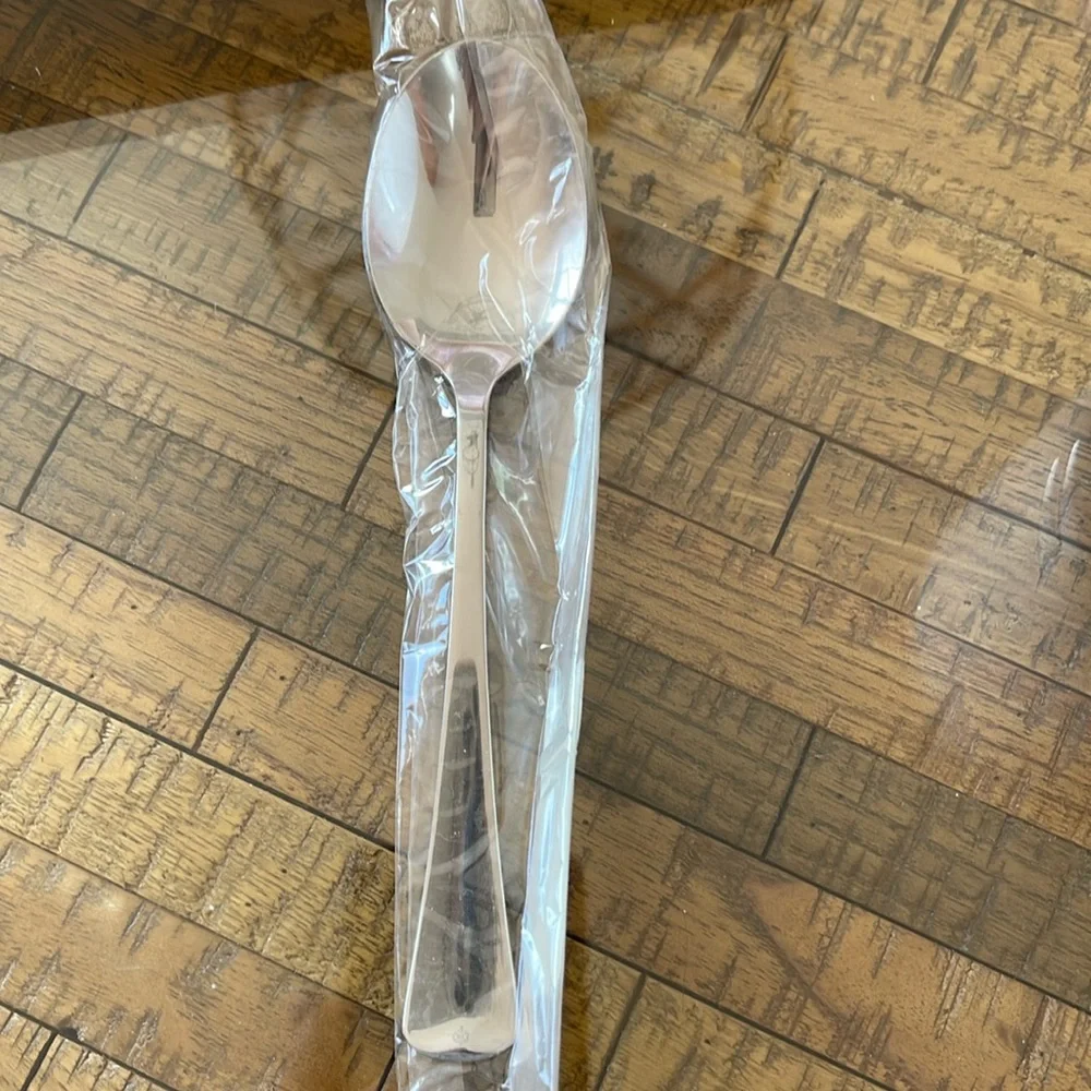 NWT Oneida Distinction set of 4 Soup Spoons
